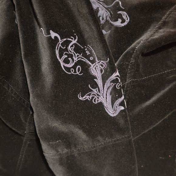 Eivissa Black Velvet Button Up Blazer with Stunning Embroidery! Size Large - Picture 10 of 10